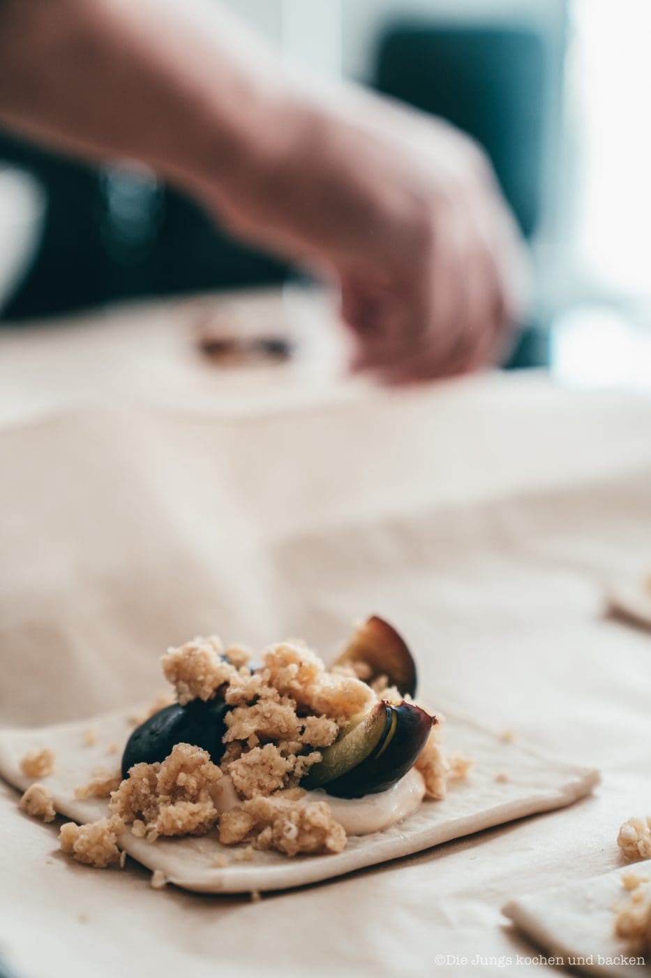 Rezept für ein einfaches Blätterteig-Gebäck. Pflaumen mit einer feinen Quarkcreme und knusprigen Streuseln - unwiderstehlich lecker und schnell für die Gäste gebacken!